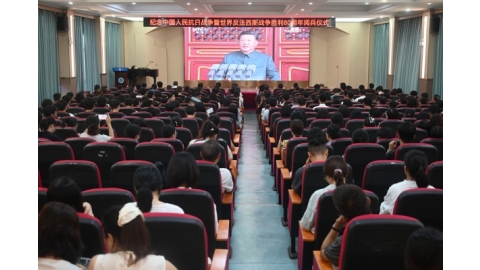同上一堂爱国课！学校组织师生观看九三阅兵