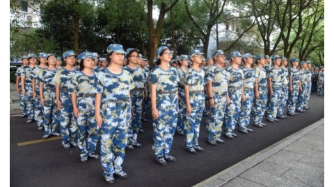 初秋，迷彩，正青春！交院2025级新生军训纪实