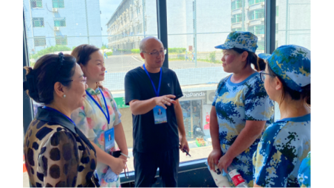 人文与艺术学院党政领导班子走访食堂慰问新生 关怀学子用餐生活